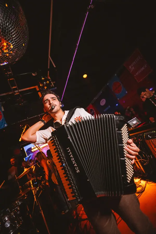 Isaac Santana tocando sanfona